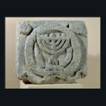 Verlichting met een menorah poster<br><div class="desc">De hulpverlening van de Joodse School,  die een menorah weergeeft,  van Umm Qeis (Ancient Gadara) Jordan (basalt) in het Louvre,  Parijs,  Frankrijk. De reliëf die een menorah afschilderde,  uit Umm Qeis (Oude Gadara) Jordanië,  werd in de zesde eeuw gecreëerd.</div>