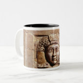 Verlichting met een vrouw in een raam tweekleurige koffiemok (Voorkant links)