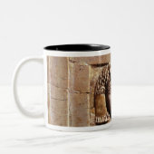 Verlichting met een vrouw in een raam tweekleurige koffiemok (Links)