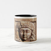 Verlichting met een vrouw in een raam tweekleurige koffiemok (Center)