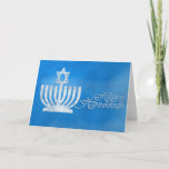 Verlichting van de Menorah Feestdagen Kaart<br><div class="desc">5-inch x 7-inch kerstwenskaart met een afbeelding van een witte menorah getopt met een ster van David en een vakantiegevoel op blauw. In de tekst op de binnenkant staat: "Moge dit vrolijke seizoen u het komende jaar vrede, gezondheid en geluk brengen". Afbeelding van een blauwe ster van David op de...</div>