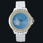 Verlichting van de Menorah Horloge<br><div class="desc">Dames strass wit emaille horloge met een afbeelding van een bleke blauw en witte menora overgoten met een davidster op grungy blue. Zie bijpassende vierkante knop,  vierkante bedel en rechthoekige dubbelzijdige acryl sleutelhanger. Zie het gehele Chanoeka Watch collectie onder de categorie ACCESSOIRES in de sectie FEESTDAGEN.</div>