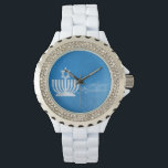 Verlichting van de Menorah Horloge<br><div class="desc">Dames strass wit emaille horloge met een afbeelding van een bleke blauw en witte menora overgoten met een davidster op grungy blue. Zie bijpassende vierkante knop,  vierkante bedel en rechthoekige dubbelzijdige acryl sleutelhanger. Zie het gehele Chanoeka Watch collectie onder de categorie ACCESSOIRES in de sectie FEESTDAGEN.</div>