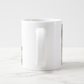 Verliefd fubby poppetje dat hart heeft geschilderd grote koffiekop (Achterkant)