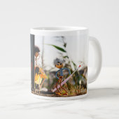 Verliefd fubby poppetje dat hart heeft geschilderd grote koffiekop (Voorkant rechts)