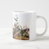 Verliefd fubby poppetje dat hart heeft geschilderd grote koffiekop (Rechts)