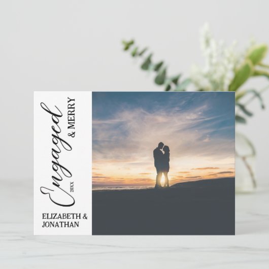 Verloofd & vrolijk paar foto feestdagenkaart (Staand voorkant)