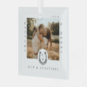 Verloofd & Vrolijk Westers Hoefijzer Monogram Foto Glas Ornament (Voorkant links)