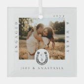 Verloofd & Vrolijk Westers Hoefijzer Monogram Foto Glas Ornament (Voorkant)