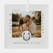Verloofd & Vrolijk Westers Hoefijzer Monogram Foto Glas Ornament (Achterkant)