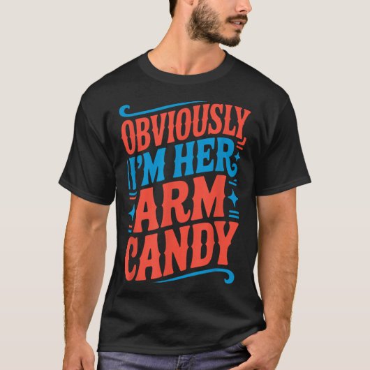 Verloofde Koppel Ik Ben Hier Arm Candy T-shirt (Voorkant)