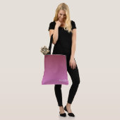 Verloop licht naar donkere tint roze tote bag (Op model)