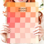 Verloop Roze Checkerboard Aangepaste naam Planner<br><div class="desc">Dit levendige ontwerp heeft een zacht gradiënt dambordpatroon in warme roze en perzikkleurige tinten. De gedurfde lay-out wordt aangevuld met een aangepaste naam in schone, moderne typografie, waardoor een stijlvolle en persoonlijke touch wordt gecreëerd. Ideaal voor studenten, professionals of iedereen die houdt van trendy en artistieke design. Ideaal voor het...</div>