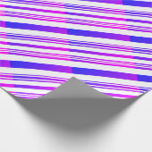 Verlooproze en blauwe strepen op wit cadeaupapier (Hoek)