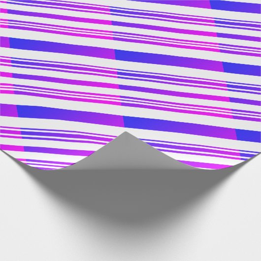 Verlooproze en blauwe strepen op wit cadeaupapier (Hoek)