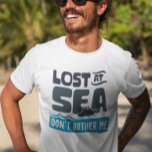 Verloren bij Zee Bander me geen cruiseschip T-shirt<br><div class="desc">Dit ontwerp werd gecreeerd door digitale kunst. U kunt de stijl van dit shirt veranderen door Meer > onder de stijloptie te kiezen. Het kan worden gepersonaliseerd door op de aanpassingsknop te klikken en de kleur te wijzigen, een naam, initialen of je favoriete woorden toe te voegen. Neem contact met...</div>