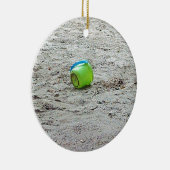 Verloren groene emmer in zand op zomerstrand keramisch ornament (Rechts)