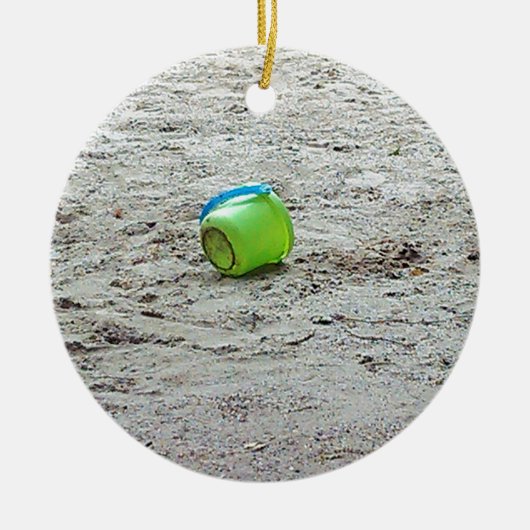 Verloren groene emmer in zand op zomerstrand keramisch ornament (Voorkant)