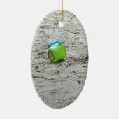 Verloren groene emmer in zand op zomerstrand keramisch ornament (Rechts)