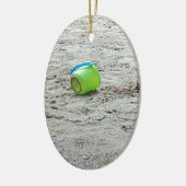 Verloren groene emmer in zand op zomerstrand keramisch ornament (Links)