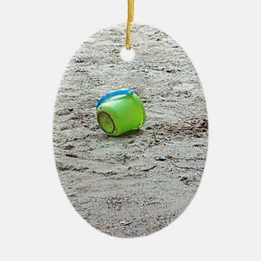 Verloren groene emmer in zand op zomerstrand keramisch ornament (Voorkant)