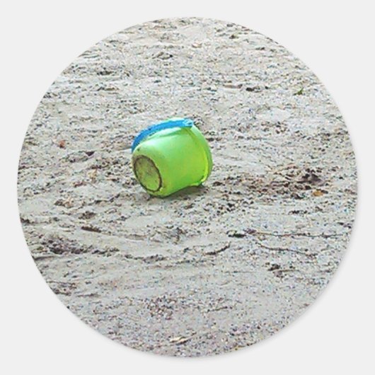 Verloren groene emmer in zand op zomerstrand ronde sticker (Voorkant)