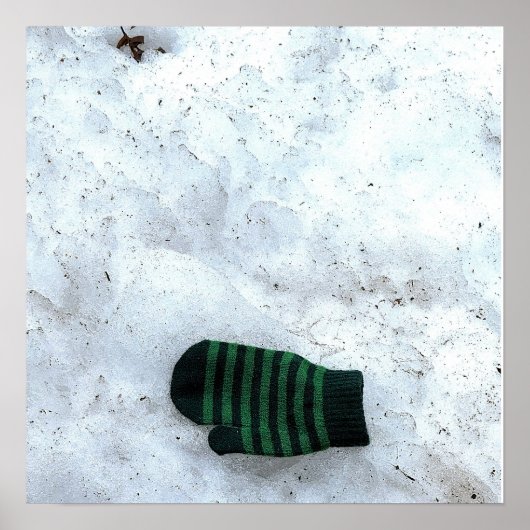 Verloren handschoen in sneeuw poster (Voorkant)