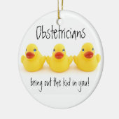 Verloskundigen en geelrubberen eenden keramisch ornament (Links)