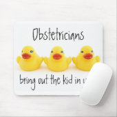 Verloskundigen en geelrubberen eenden muismat (Met muis)