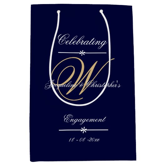 Verloving Elegant Monogram Script Chic Navy Gold Medium Cadeauzakje (Voorkant)