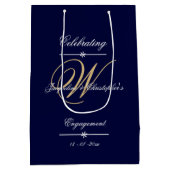 Verloving Elegant Monogram Script Chic Navy Gold Medium Cadeauzakje (Achterkant)