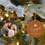 Verloving Kerstmis Foto Ornament<br><div class="desc">Foto Verloving kerstversiering. Stelt u in staat om een mooi moment voor altijd vast te leggen, deze unieke aandenken combineert moderne stijl met gekoesterde herinneringen, waardoor het een prachtige aanvulling is op uw feestelijke inrichting. Perfect voor het vieren van je eerste kerst als een verloofd stel of als een attent...</div>