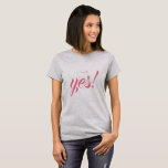 Verloving kondiging: Ja Bride om te worden T-shirt<br><div class="desc">Viel je verloving met dit grijze T-shirt met de tekst 'Ik zei ja!' in roze elegante scriptkalligrafie. Geweldig cadeau t-shirt voor de bruid. Exclusief voor u ontworpen door Happy Dolphin Studio. Neem contact met ons op via happydolphinstudio@outlook.com als je hulp of overeenkomende producten nodig hebt.</div>