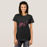 Verloving kondiging: Ja Bride om te worden T-shirt<br><div class="desc">Viel je verloving met dit chic black t-shirt met de tekst 'Ik zei ja!' in roze elegante scriptkalligrafie. Geweldig cadeau t-shirt voor de bruid. Exclusief voor u ontworpen door Happy Dolphin Studio. Neem contact met ons op via happydolphinstudio@outlook.com als je hulp of overeenkomende producten nodig hebt.</div>