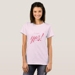 Verloving kondiging: Ja Bride om te worden T-shirt<br><div class="desc">Viel je verloving met dit bleke roze T-shirt met de tekst 'Ik zei ja!' in roze elegante scriptkalligrafie. Geweldig cadeau t-shirt voor de bruid. Exclusief voor u ontworpen door Happy Dolphin Studio. Neem contact met ons op via happydolphinstudio@outlook.com als je hulp of overeenkomende producten nodig hebt.</div>
