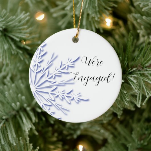 Verloving met blauwe en witte sneeuwvlokken keramisch ornament (Boom)