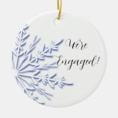 Verloving met blauwe en witte sneeuwvlokken keramisch ornament (Voorkant)