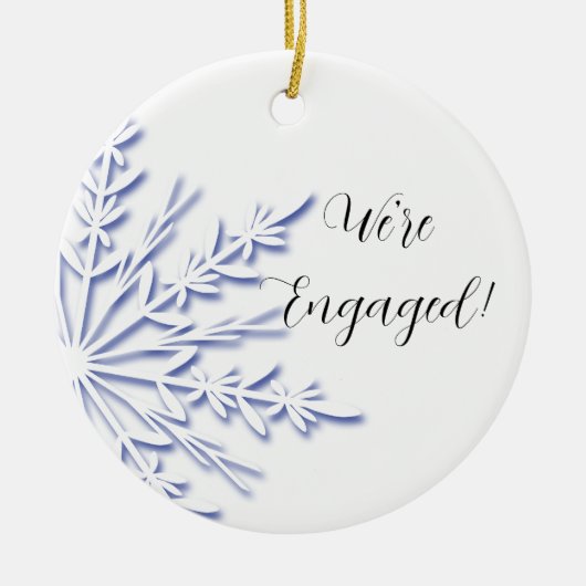Verloving met blauwe en witte sneeuwvlokken keramisch ornament (Voorkant)