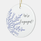 Verloving met blauwe en witte sneeuwvlokken keramisch ornament (Links)