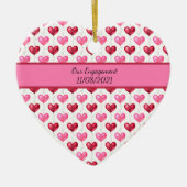 Verloving met roze en rode harten keramisch ornament (Voorkant)