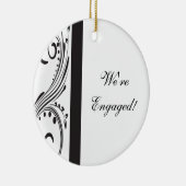 Verloving rond ronde sierbloem, zwart-wit keramisch ornament (Rechts)