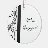 Verloving rond ronde sierbloem, zwart-wit keramisch ornament (Links)