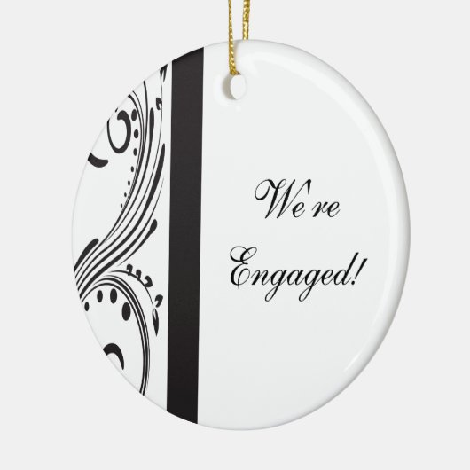 Verloving rond ronde sierbloem, zwart-wit keramisch ornament (Links)