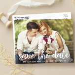 Verloving sparen de Datum Moderne Foto Briefkaart<br><div class="desc">Sla de datum Modern Verloving Couple Photo Briefkaart - Wit Script</div>