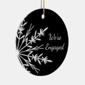Verloving van zwarte en witte wintersneeuwvlokken keramisch ornament (Rechts)