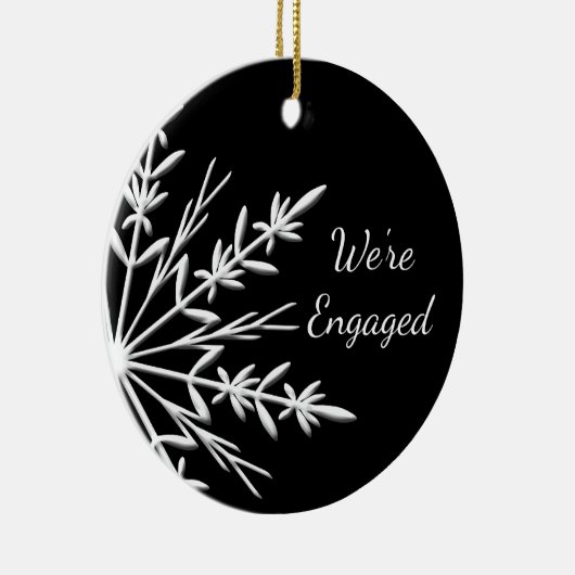 Verloving van zwarte en witte wintersneeuwvlokken keramisch ornament (Rechts)