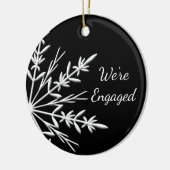 Verloving van zwarte en witte wintersneeuwvlokken keramisch ornament (Links)