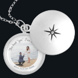 Verloving voor weddenschap locket ketting<br><div class="desc">Stijlvolle romantische foto keepshellet van de dag dat uw partner de vraag oppakte. Personaliseer je foto,  datum en betekenisvolle boodschap.</div>