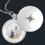 Verloving voor weddenschap locket ketting<br><div class="desc">Stijlvolle romantische foto keepshellet van de dag dat uw partner de vraag oppakte. Personaliseer je foto,  datum en betekenisvolle boodschap.</div>