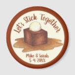 Verloving Wedding Party Sticky Toffee Pudding Magneet<br><div class="desc">Design beschikt over een originele marker illustratie van heerlijke kleverige toffee pudding. Dit dessert is een hoofdbestanddeel van de Britse keuken en is voorzien van een zachte, op datum gebaseerde taart, verdronken in een zoete toffee saus en geserveerd met een schep vanille-ijs. Ideaal voor een 'let's stick together' thema verloving...</div>